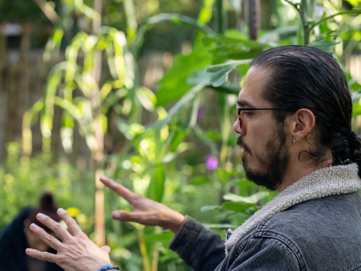 Rodrigo González en el huerto de CASANA
