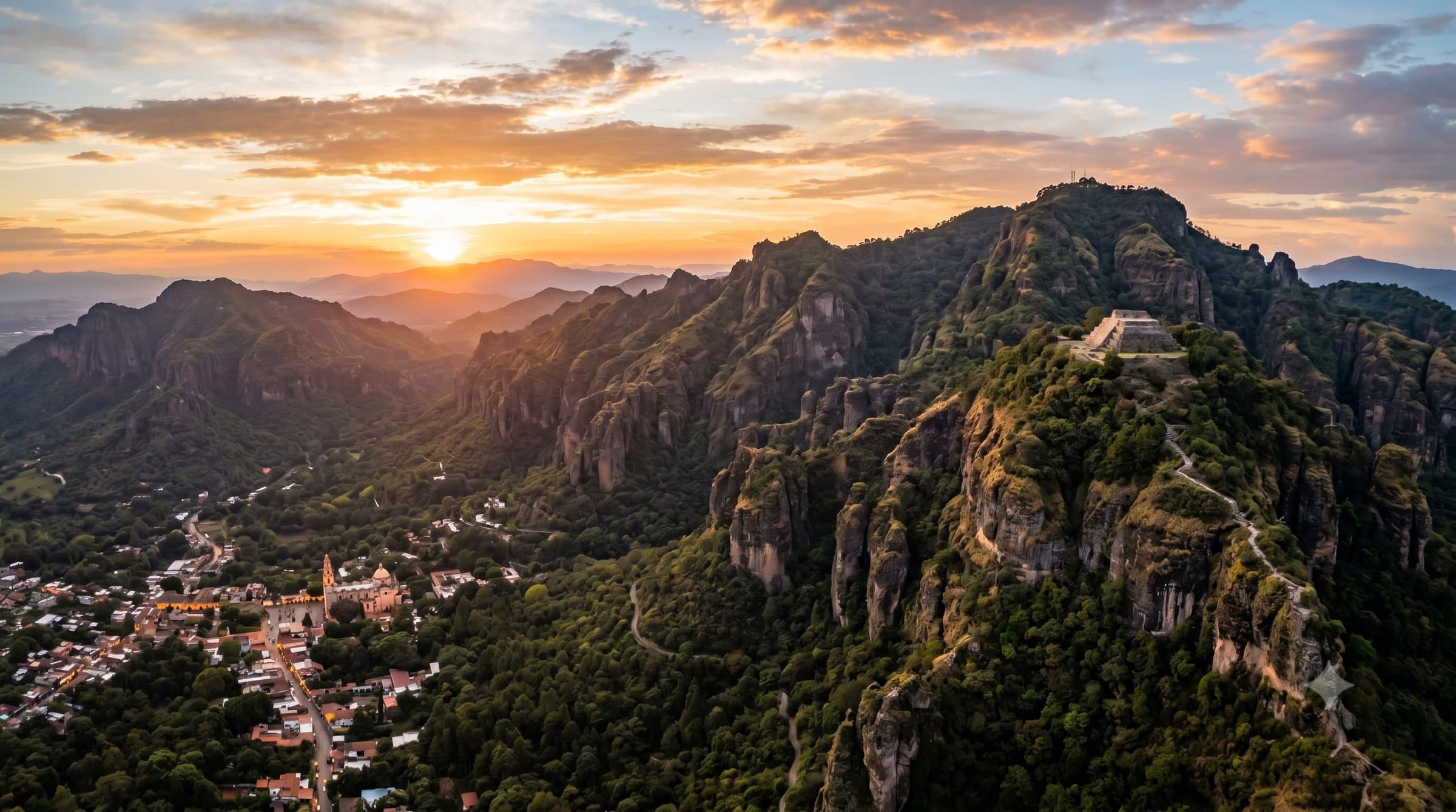 Cerro del Tepozteco al atardecer